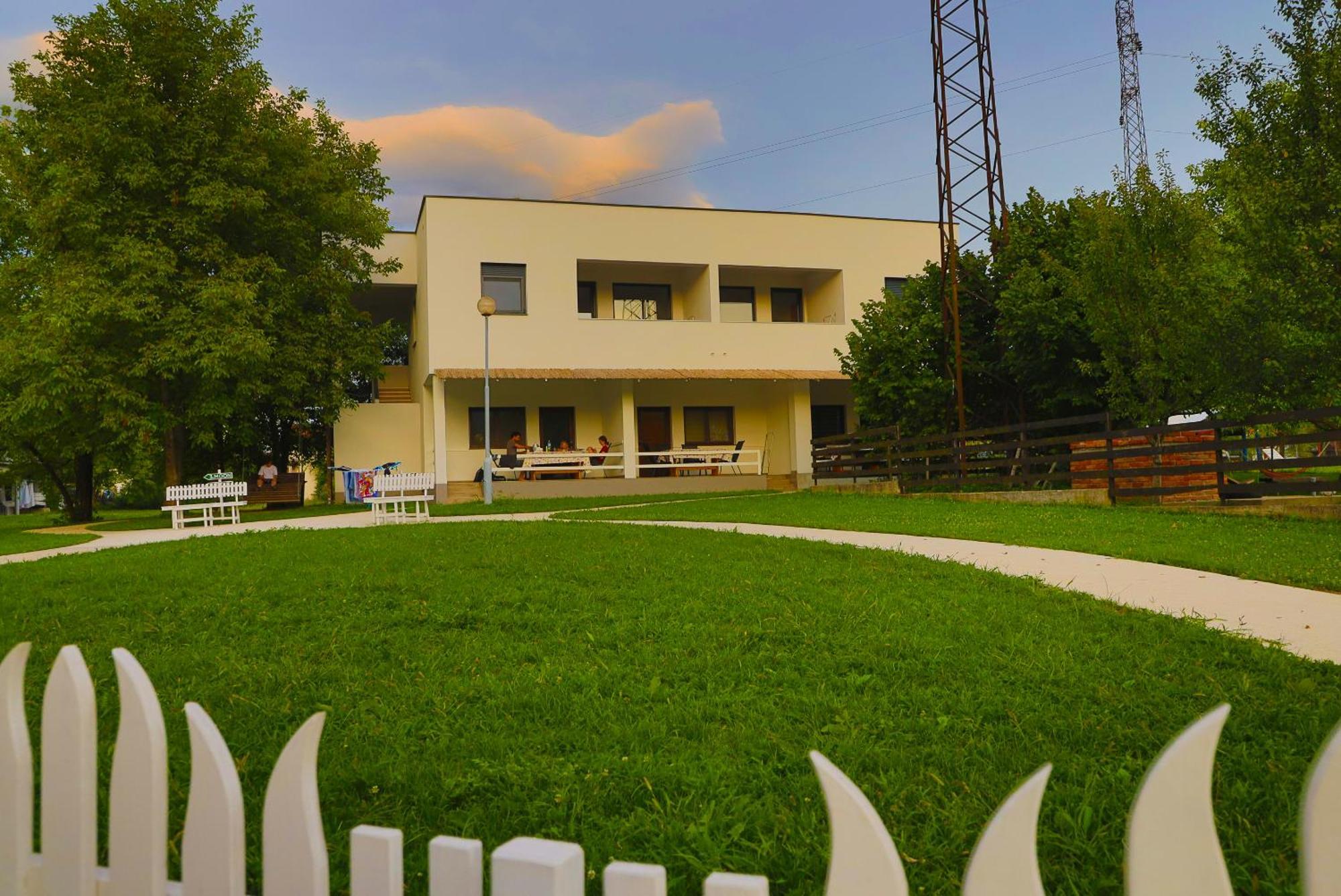 بيت العطلات Pozitiva بيهاتش المظهر الخارجي الصورة